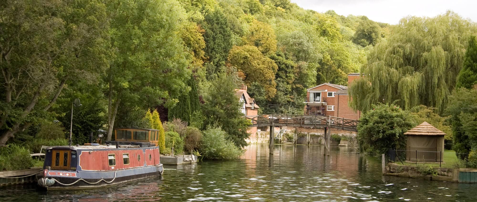 thames path walking holiday - boat