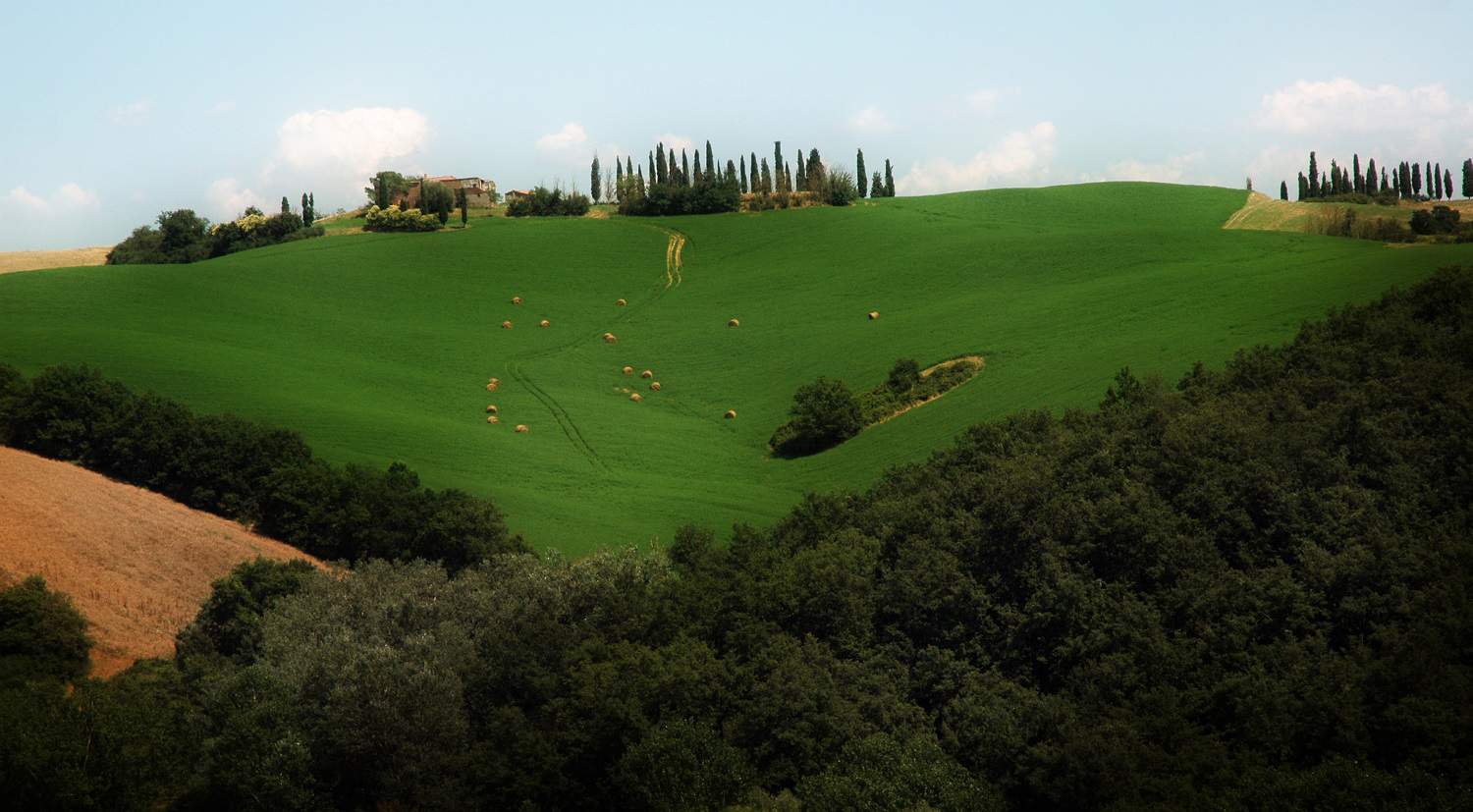 colori intensi alla pieve Val d'Orcia Tuscany Hiking